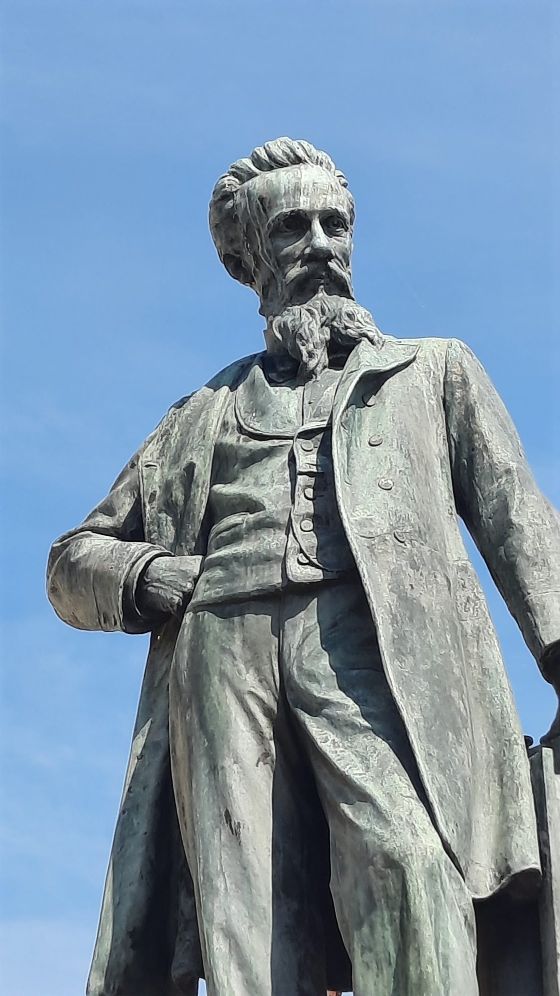 Galileo Ferraris monument, Livorno Ferraris - 03.jpg